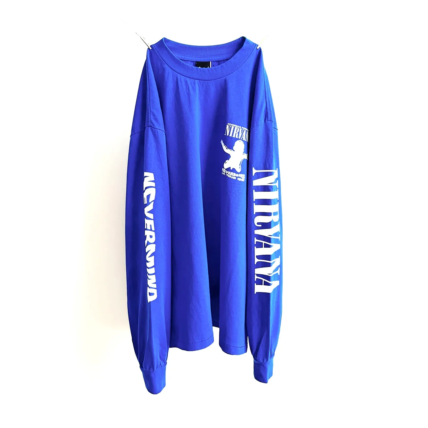 P158 # CTS-103 Nirvana Band Nevermind Special Tour Limited Long Sleeve Original washed 280g heavyweight fabric Retro single-stitch sky-and-ground stitching Heavy Assute fermentation mill washing water American thermosetting ink printing Size: S M L After the show, Kurt formally proposed to Courtney, the lead singer of The Hole band, behind the scenes, leaving behind this historic photo. The entire dress was made using the most common and complex single-needle sewing process (commonly known as the single-thread heaven-and-earth stitch) found in retro Vintage brands such as Saint Michael.